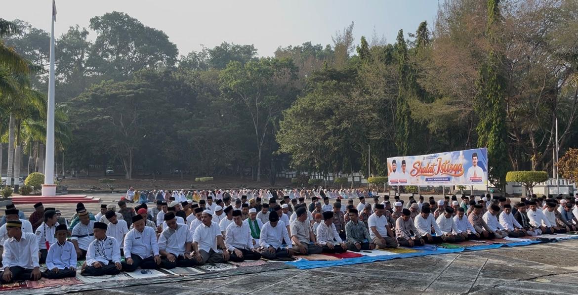 Pemerintah Kabupaten Halmahera Selatan menggelar Shalat Istisqa atau salat memohon turunnya hujan di Lapangan Upacara Kantor Bupati Halmahera Selatan, Jumat, 4 September 2026.